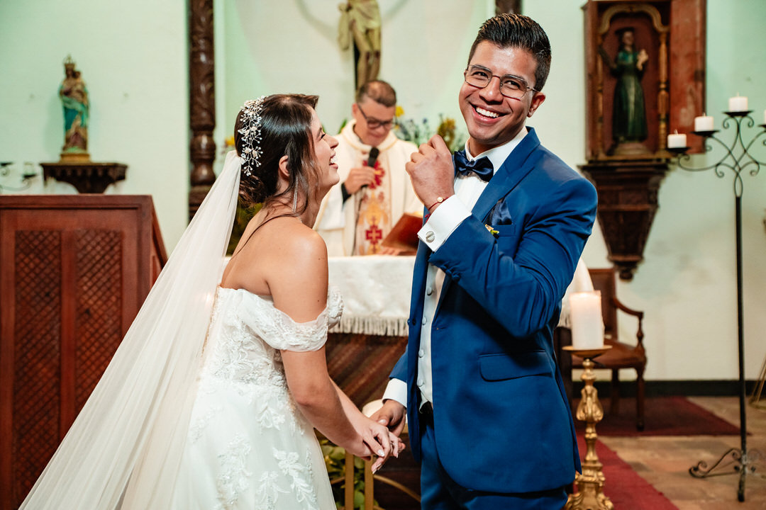 Sesión de pareja el día de la boda.