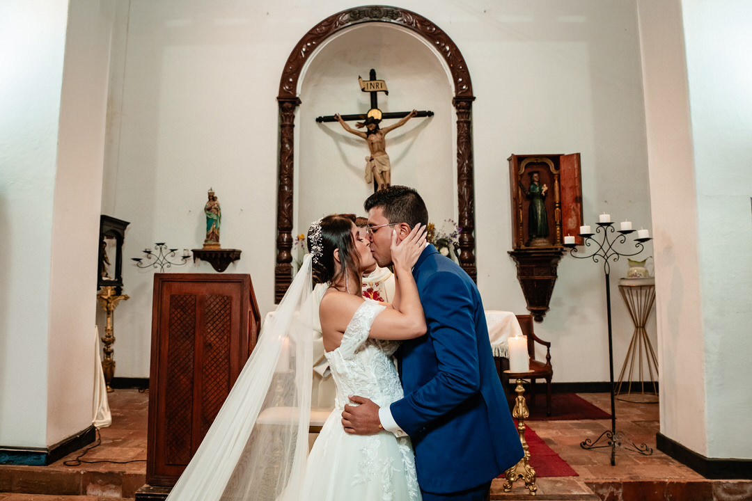 Sesión de pareja el día de la boda.