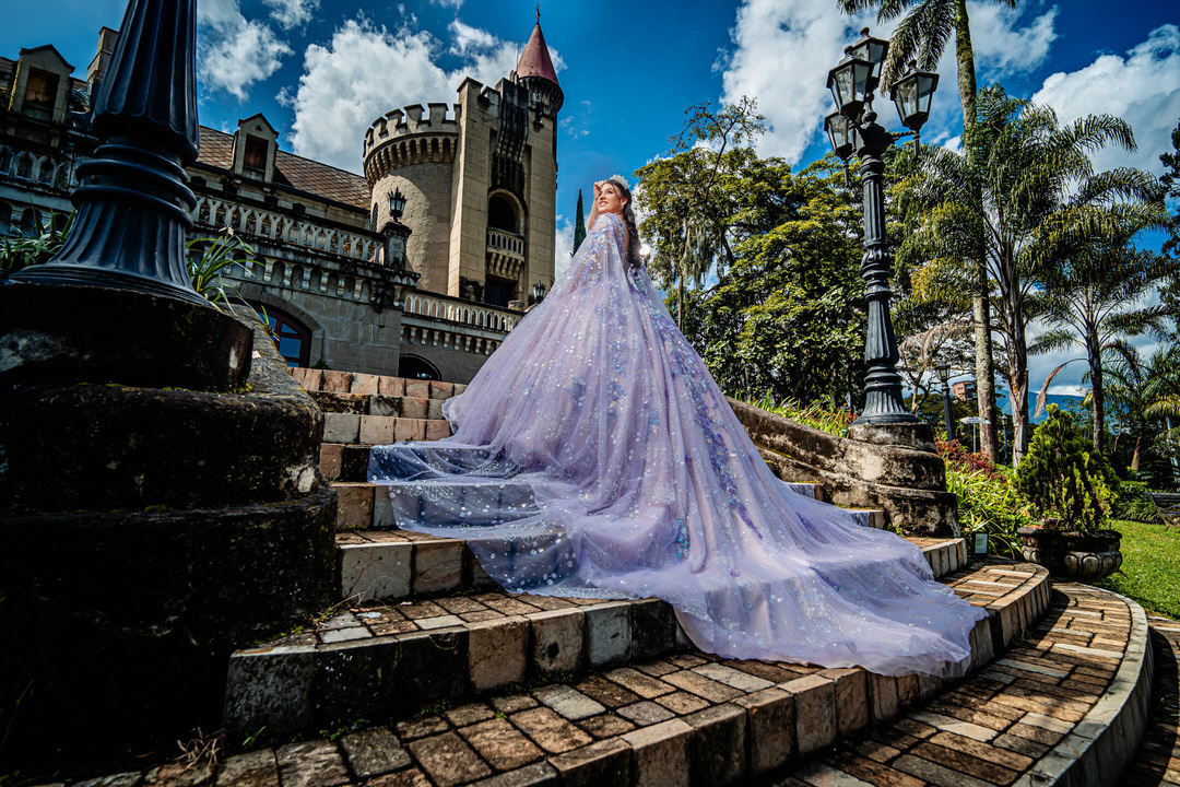 Retrato artístico de quinceañera en un escenario histórico.