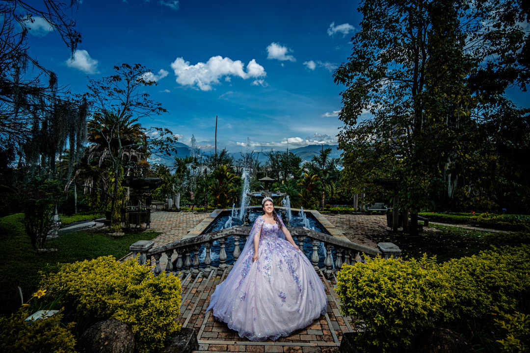 Retrato artístico de quinceañera en un escenario histórico.