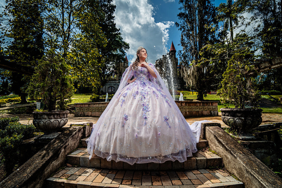 Sesión de quinceañera rodeada de jardines y arquitectura europea.