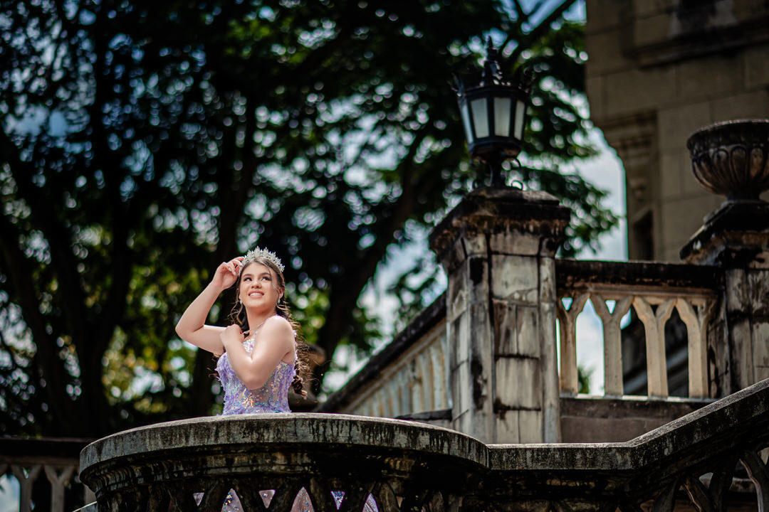 Retrato de quinceañera con un estilo romántico en el Museo El Castillo.