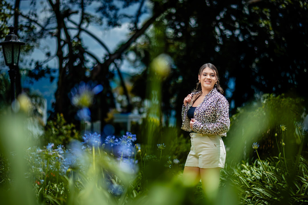 Retrato de quinceañera en los jardines del Museo El Castillo.