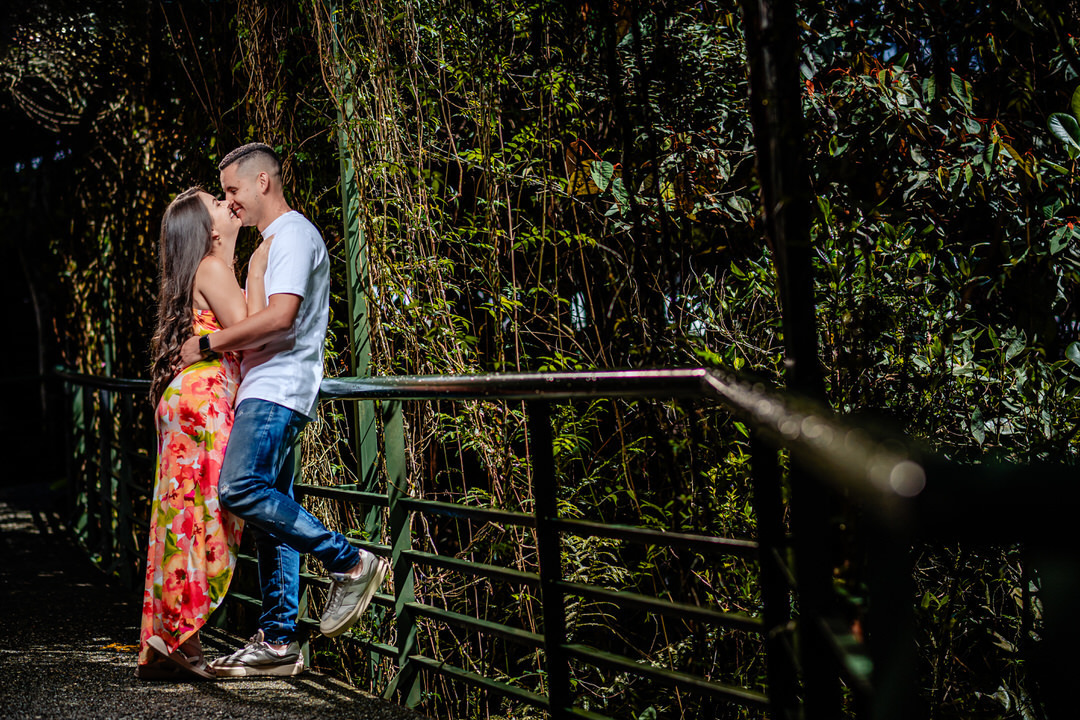 Retrato romántico de una pareja durante su sesión preboda.