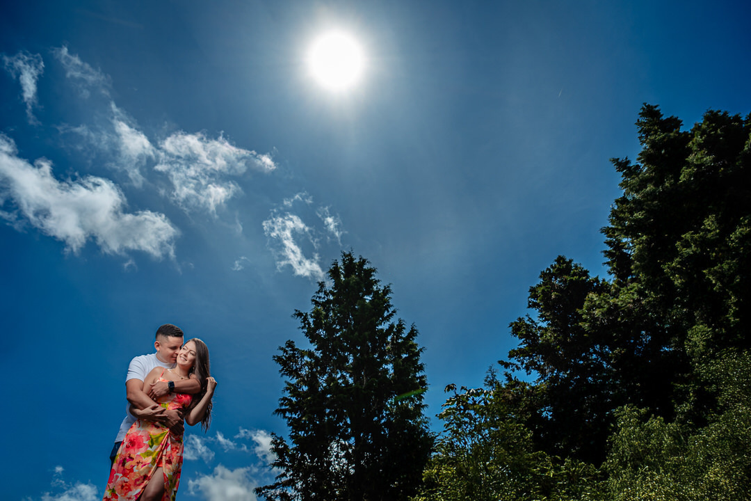 Pareja disfrutando de un atardecer durante su sesión de compromiso.