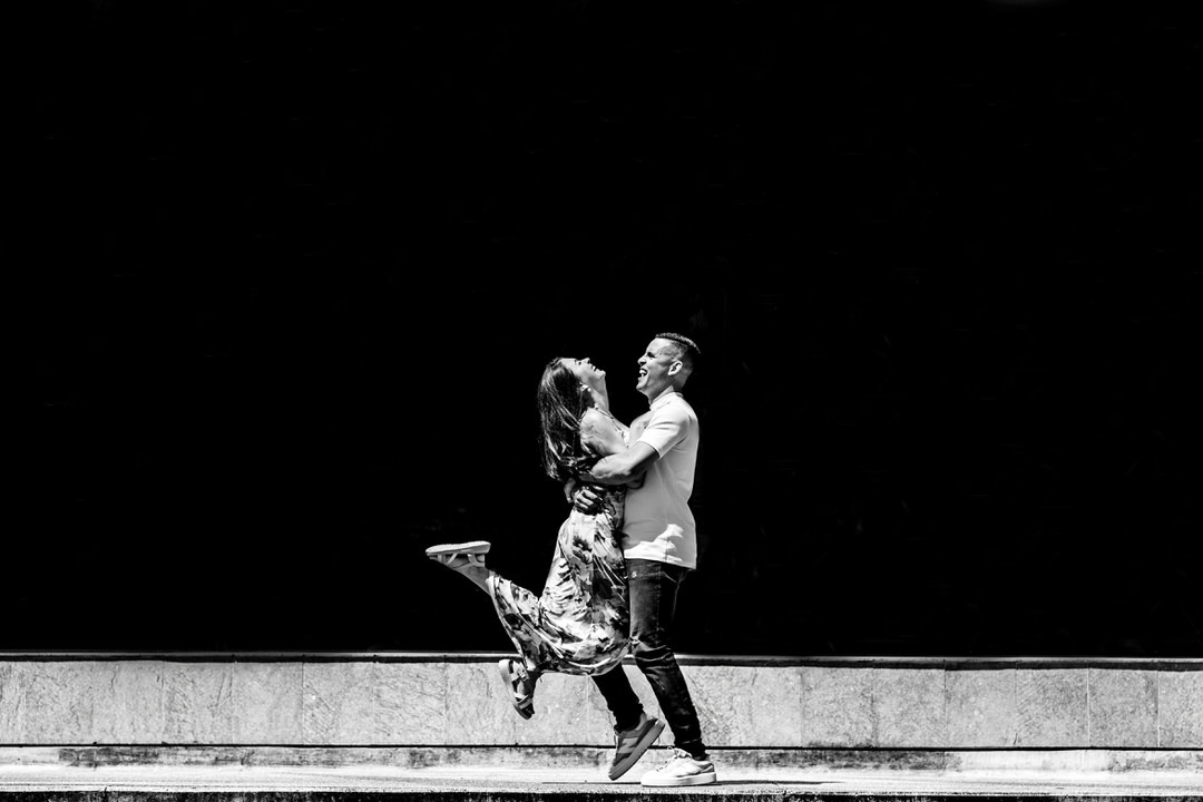 Sesión de pareja con luz natural y un estilo elegante.