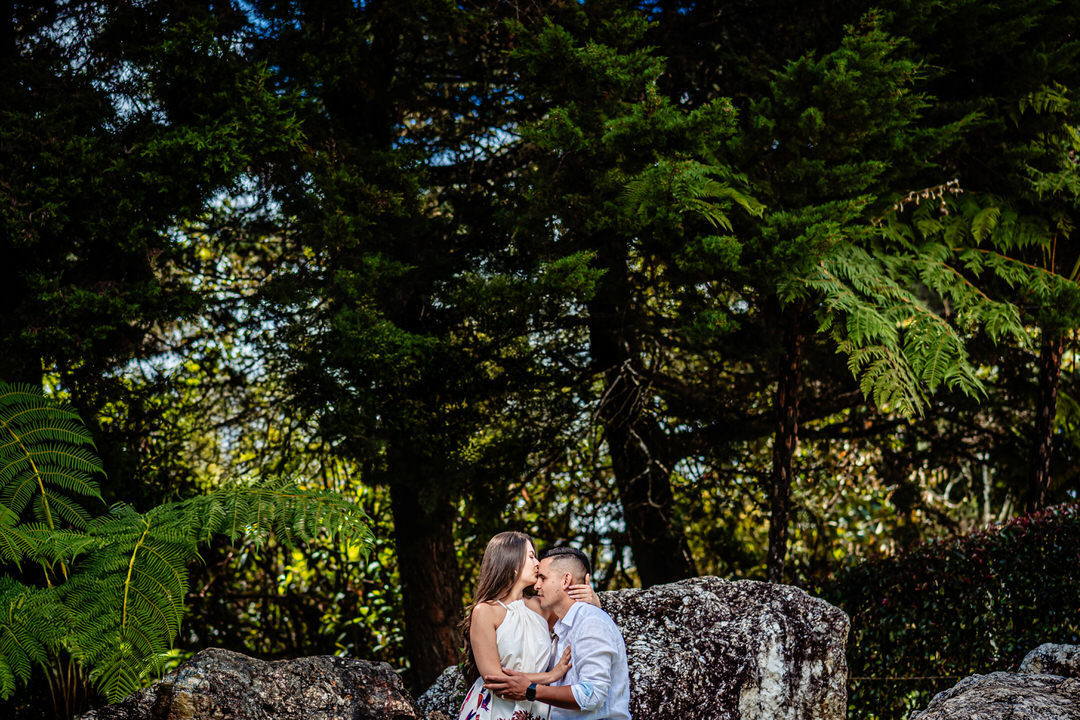 Sesión de pareja con luz natural y un estilo elegante.