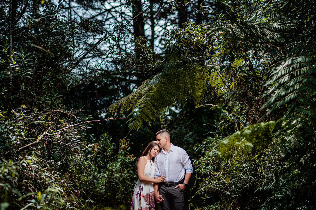 Fotografías de compromiso llenas de amor y espontaneidad.