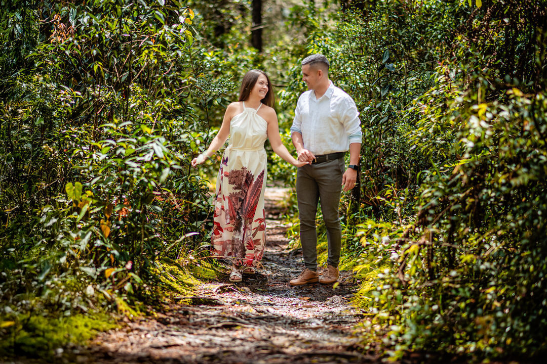 Sesión preboda en Medellín con un estilo natural y atemporal.