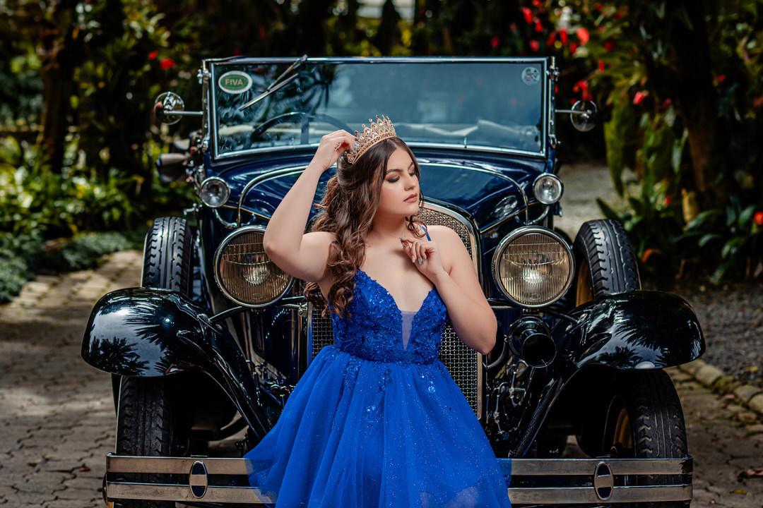 Retrato de quinceañera con un estilo elegante y natural.