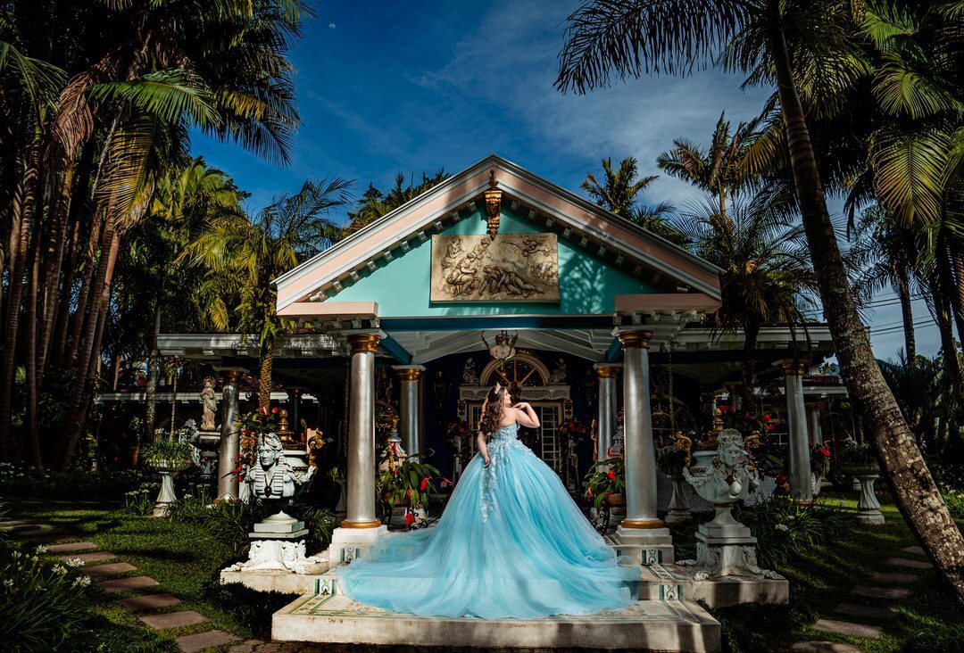 Fotografía profesional de una quinceañera en Medellín.