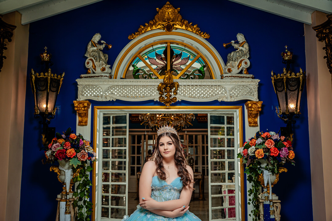 Fotografía profesional de una quinceañera en Medellín.