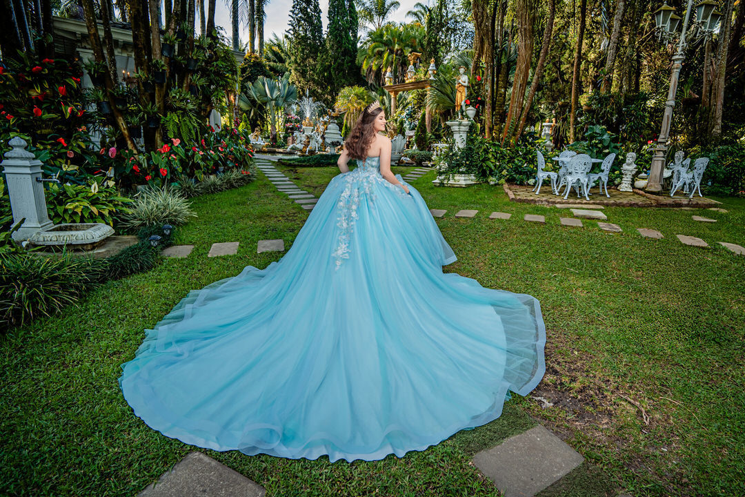 Retrato lleno de elegancia y personalidad para una quinceañera.