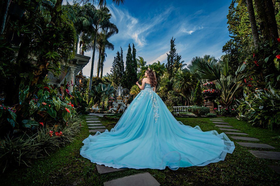 Retrato lleno de elegancia y personalidad para una quinceañera.