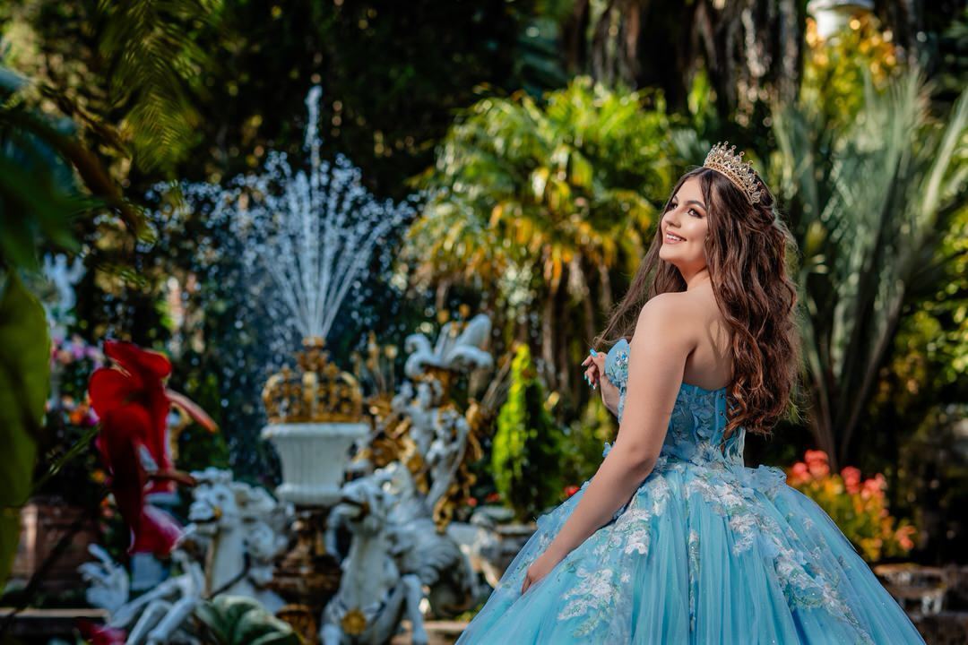 Sesión de cumpleaños número quince con un estilo clásico.