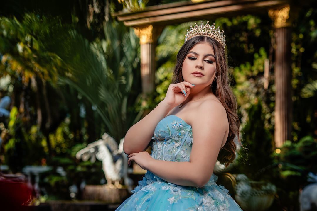 Fotografía de una joven celebrando sus quince años.