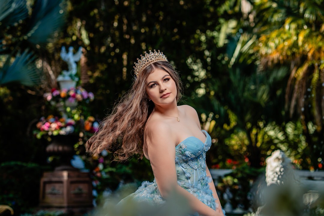 Fotografía de una joven celebrando sus quince años.