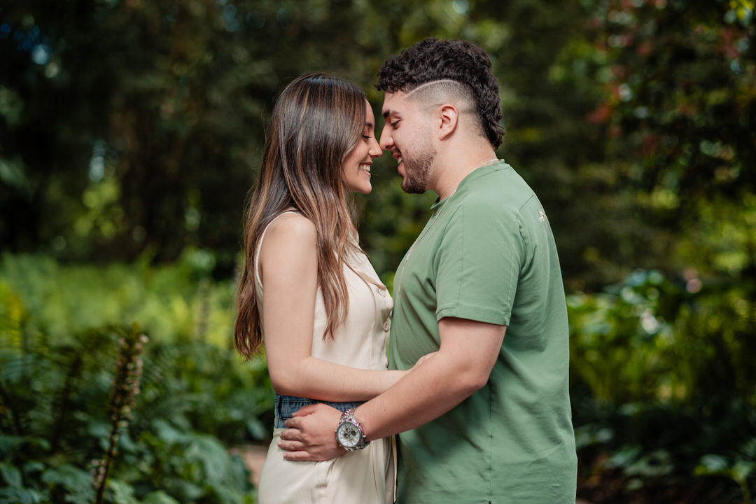 Sesión preboda en un entorno natural.