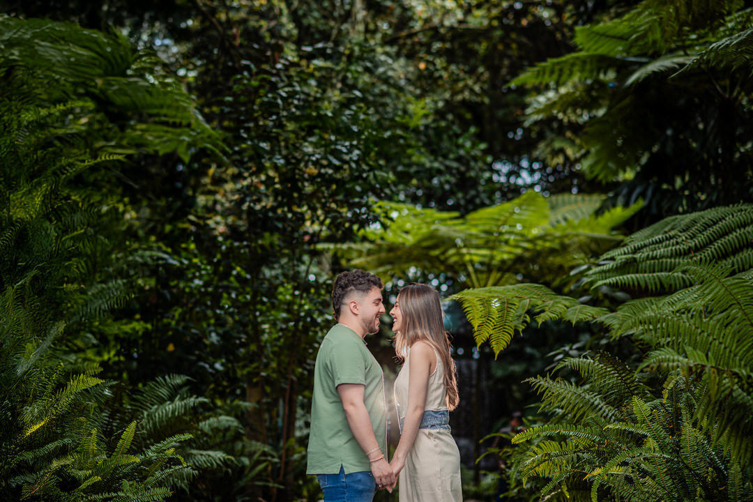 Retrato romántico de una pareja durante su sesión preboda.