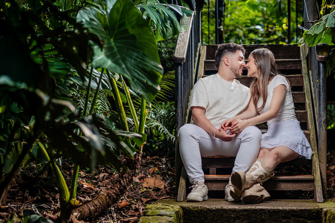 Sesión de pareja con luz natural y un estilo elegante.