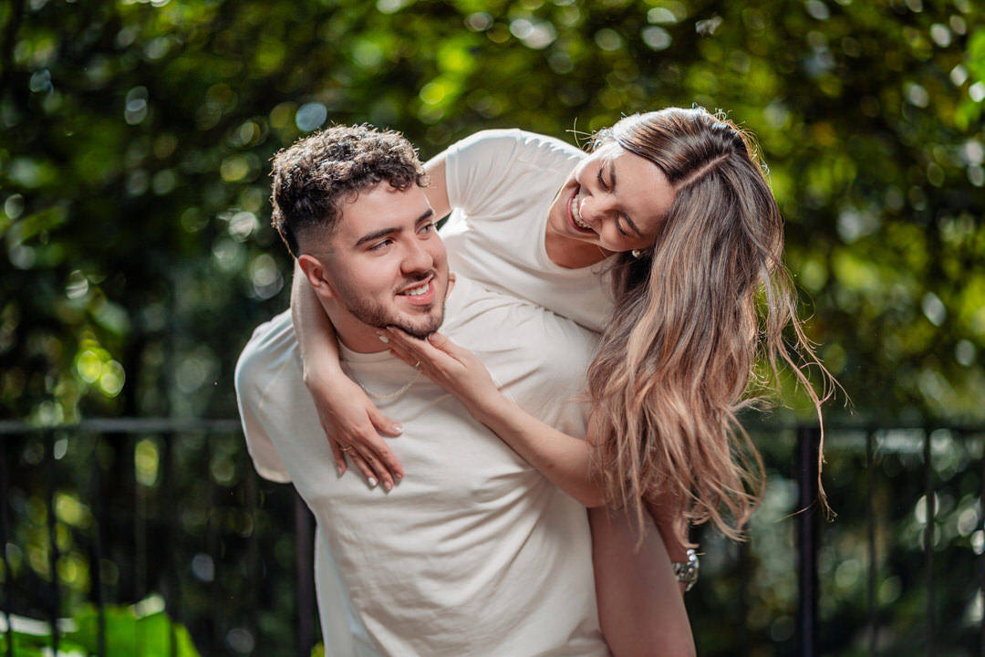 Fotografías de compromiso llenas de amor y espontaneidad.