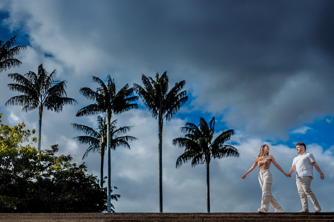 Momentos auténticos de una pareja antes del día de su boda.