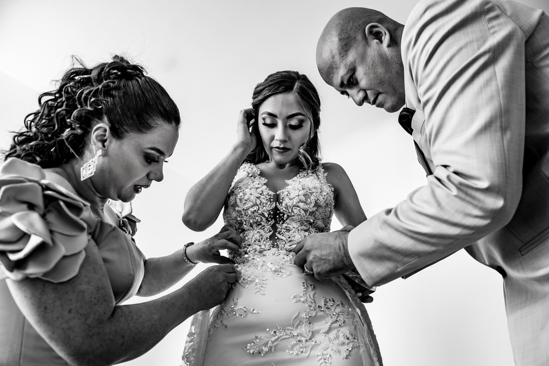Fotografía de boda durante una ceremonia católica.