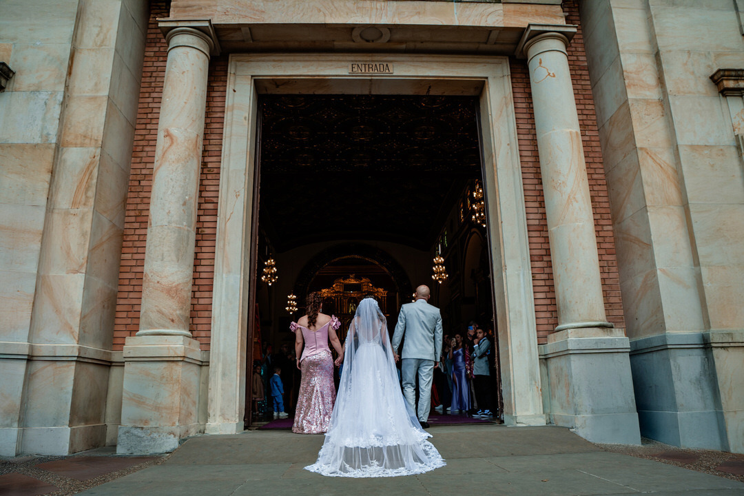 Intercambio de argollas durante la celebración del matrimonio.