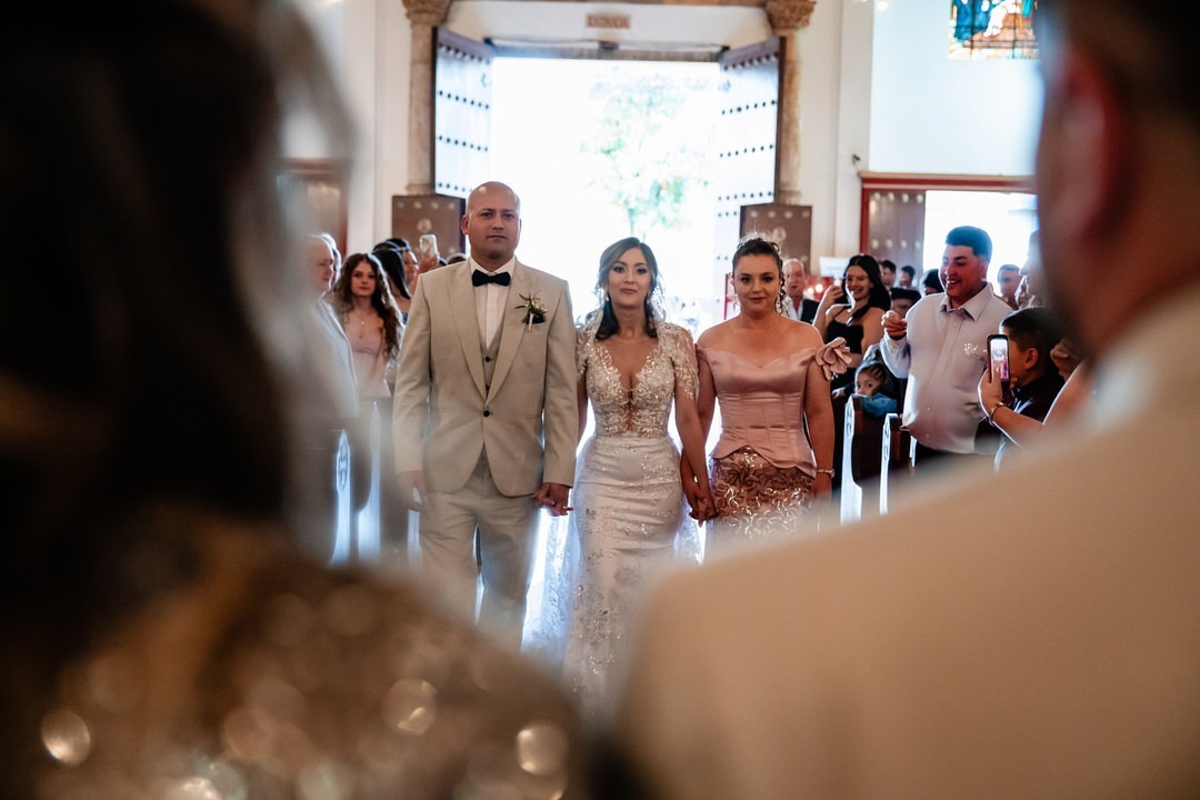 Intercambio de argollas durante la celebración del matrimonio.