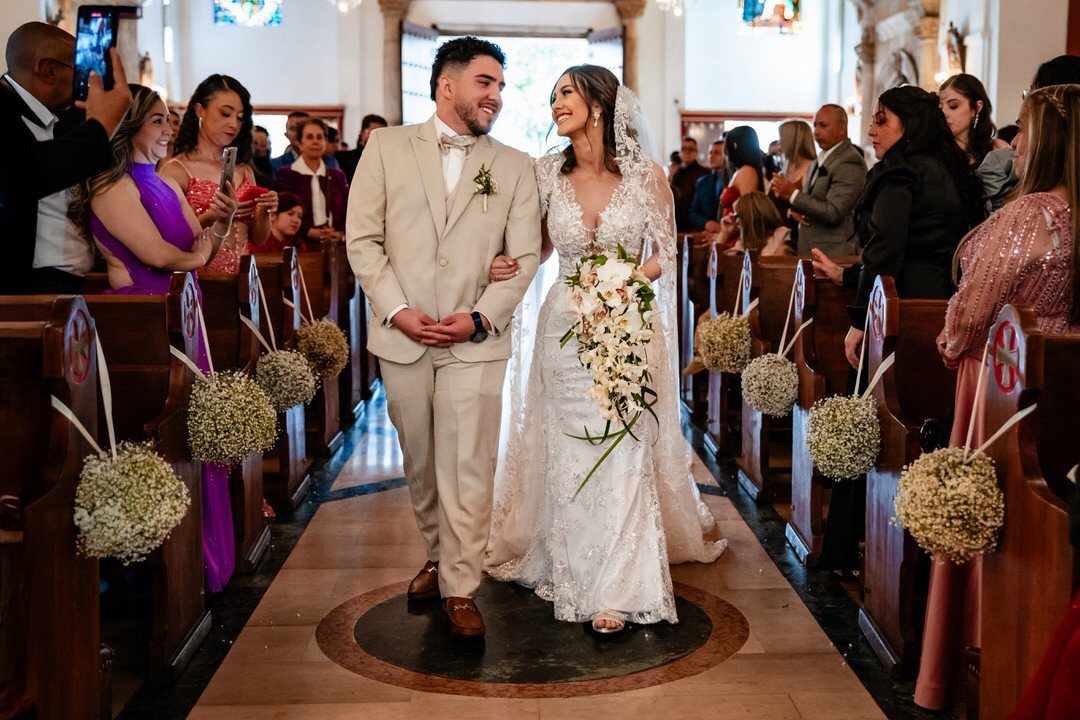 Entrada de la novia a la iglesia en el día de su boda.
