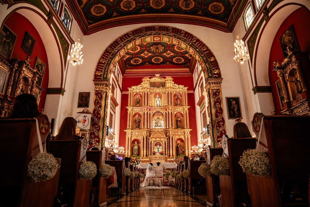 Entrada de la novia a la iglesia en el día de su boda.