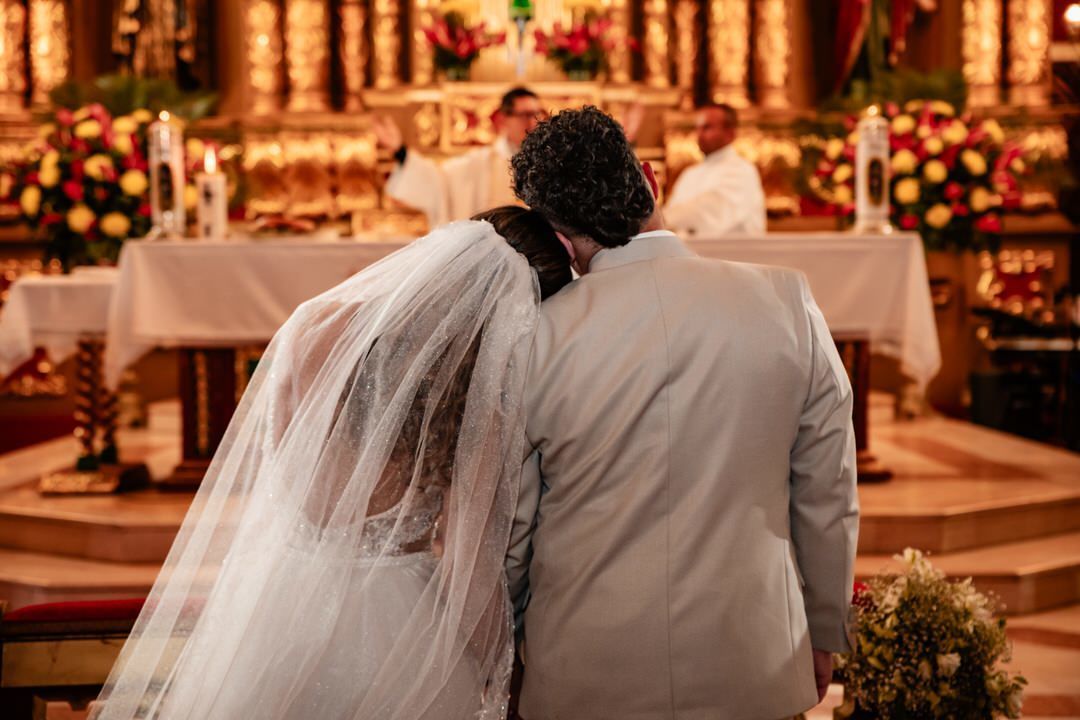 Primer beso de los esposos tras la ceremonia.