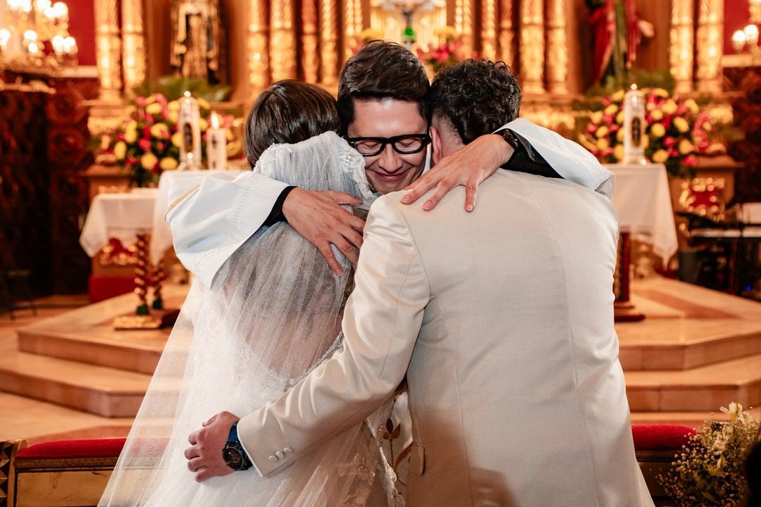 Primer beso de los esposos tras la ceremonia.