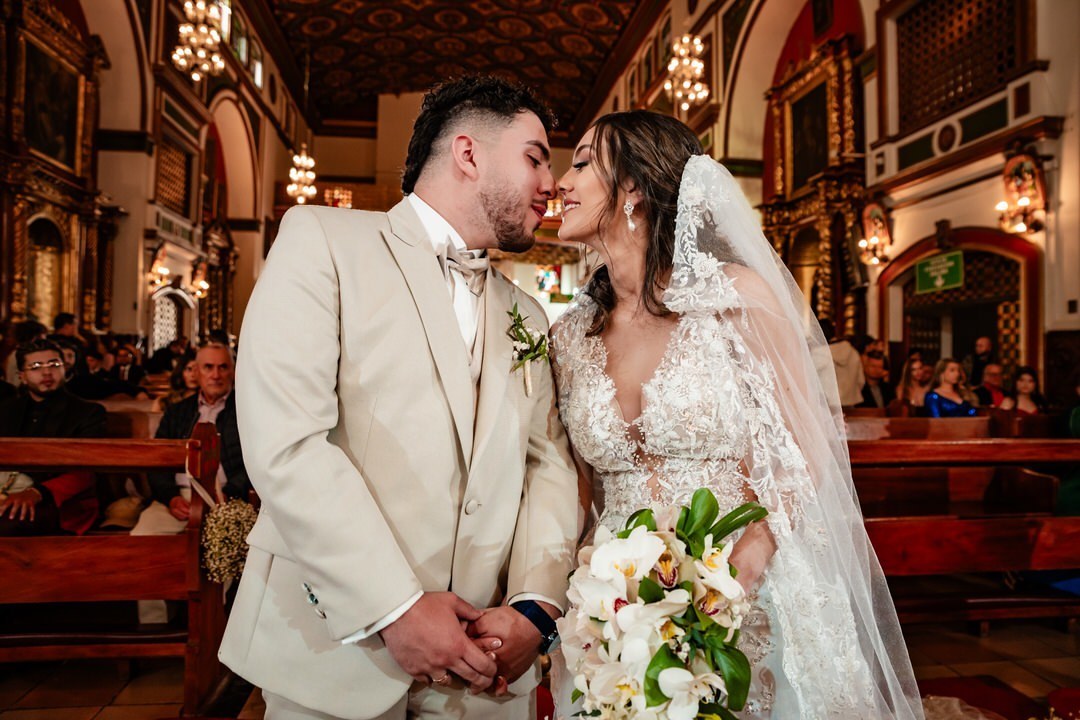 Retrato romántico de los novios durante su boda.