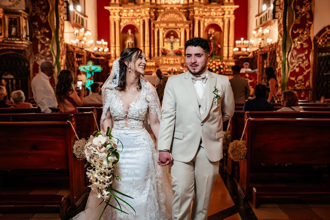 Retrato romántico de los novios durante su boda.