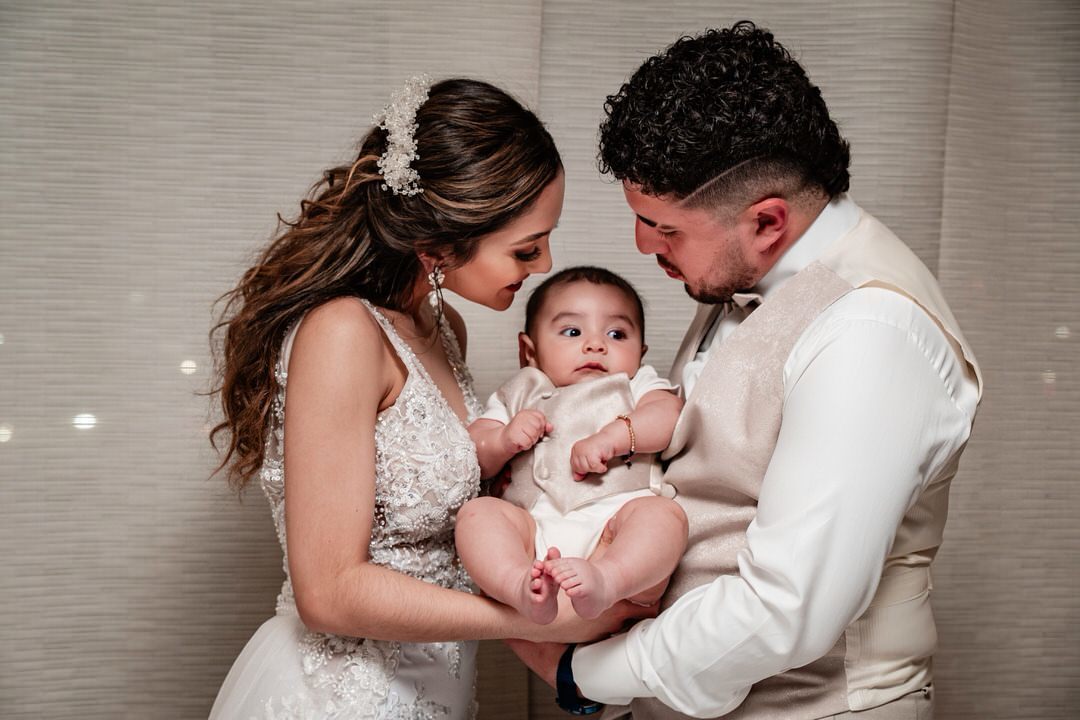 Sesión de pareja el día de la boda.