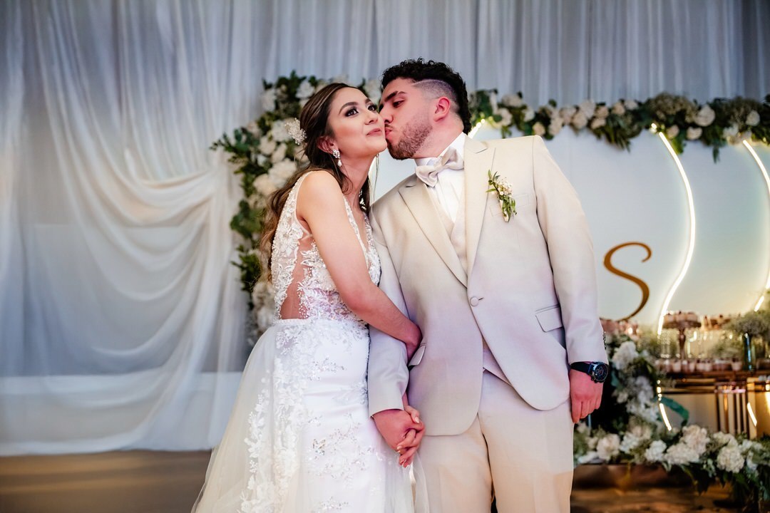 Sesión de pareja el día de la boda.