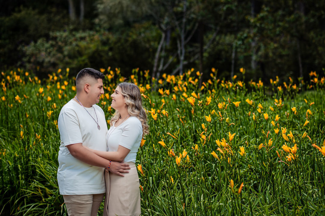 Sesión preboda en un entorno natural.