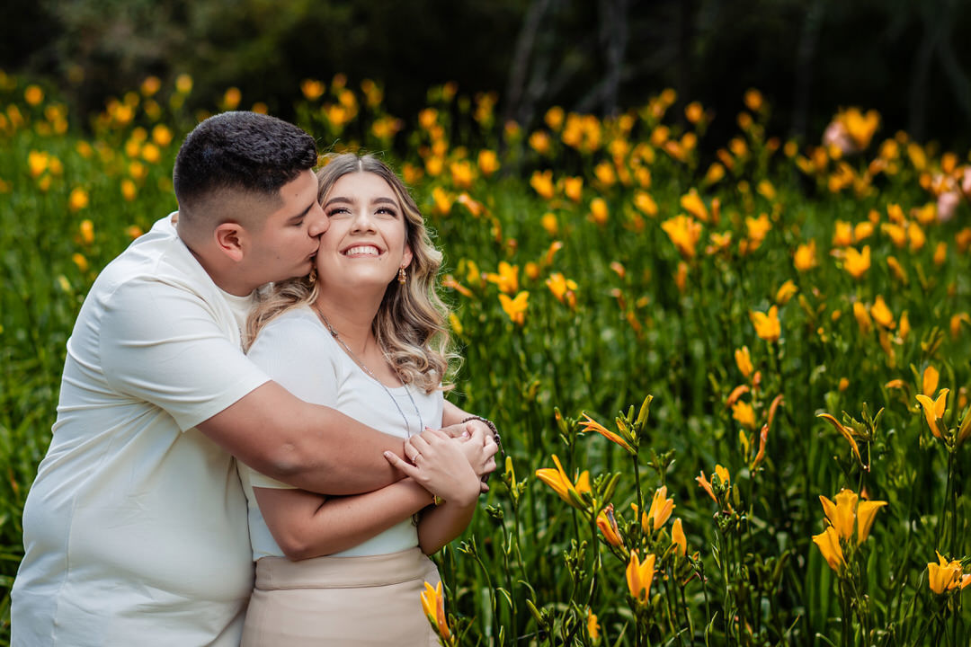 Sesión preboda en un entorno natural.