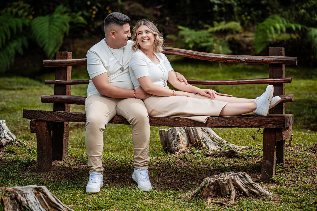 Retrato romántico de una pareja durante su sesión preboda.