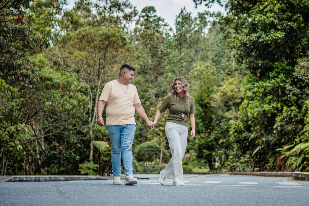 Fotografías de compromiso llenas de amor y espontaneidad.