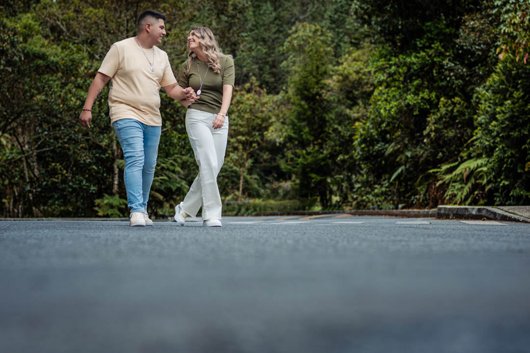 Sesión preboda en Medellín con un estilo natural y atemporal.