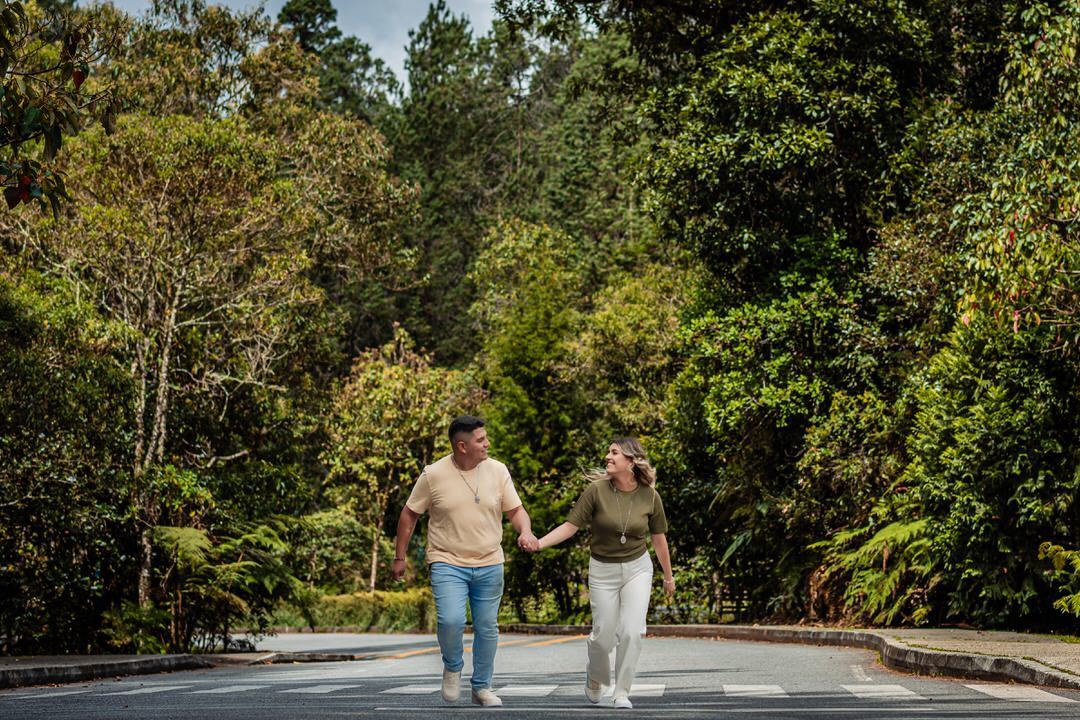 Momentos auténticos de una pareja antes del día de su boda.