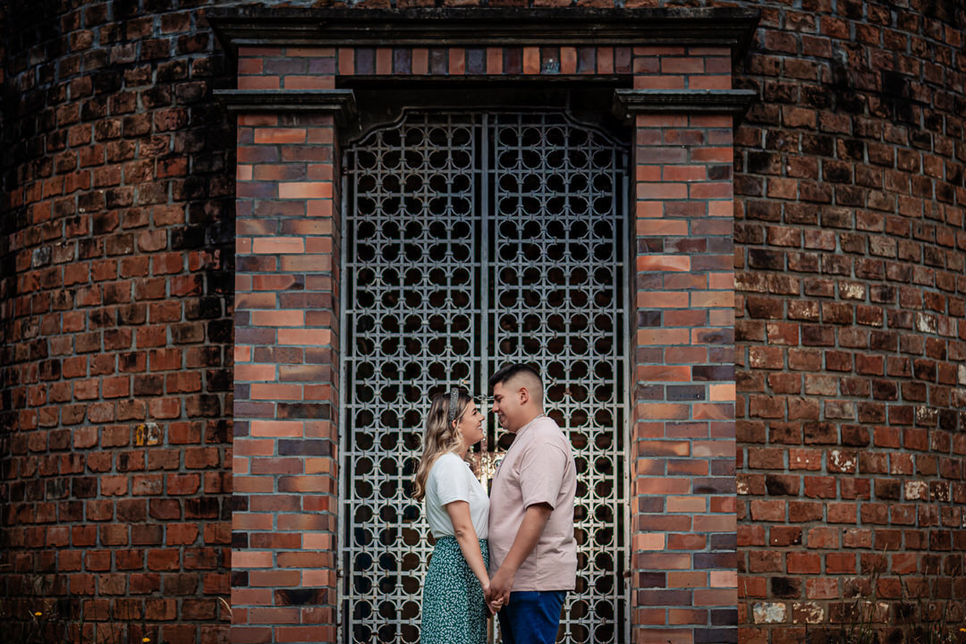 Sesión preboda en Medellín con un estilo natural y atemporal.