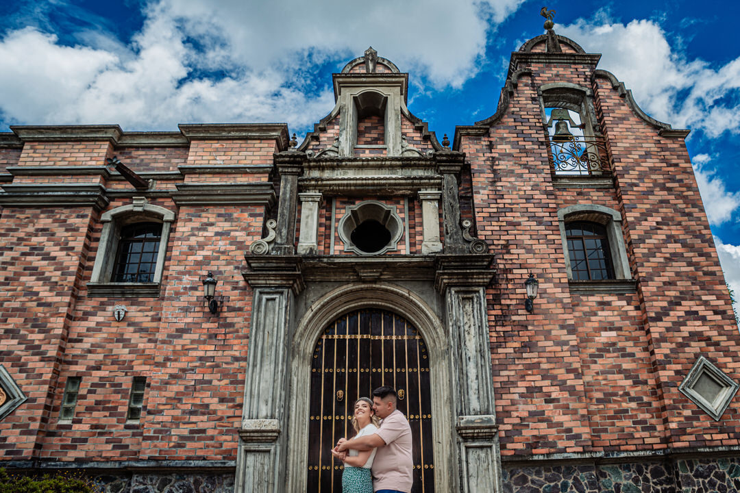 Sesión preboda en Medellín con un estilo natural y atemporal.