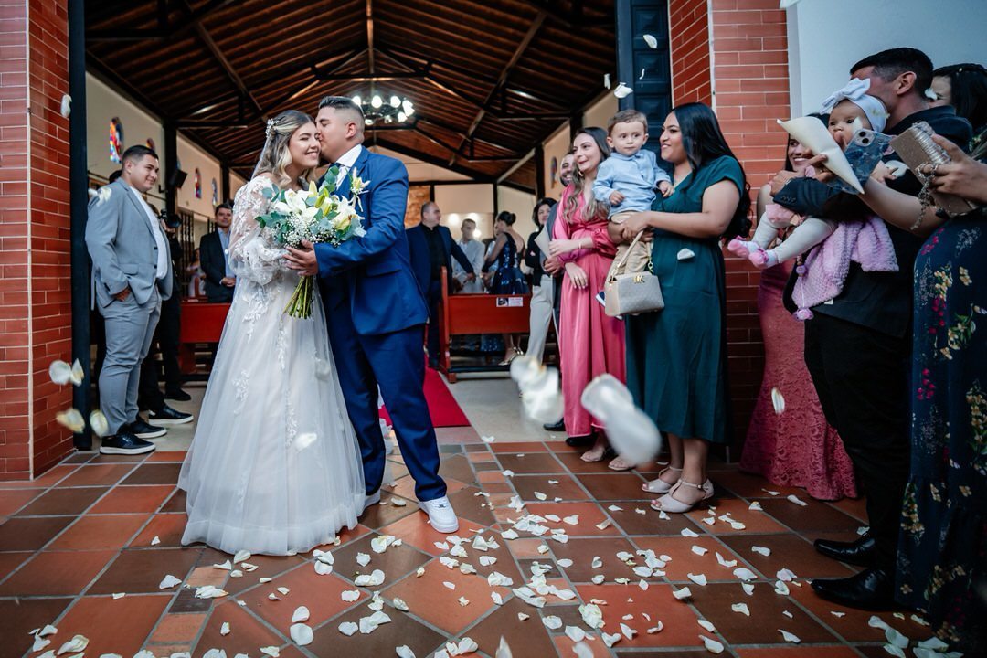 Sesión de pareja el día de la boda.