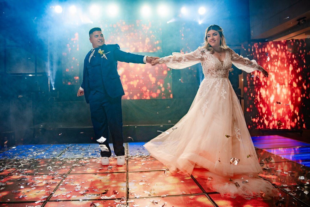 Fotografía de boda durante una ceremonia católica.