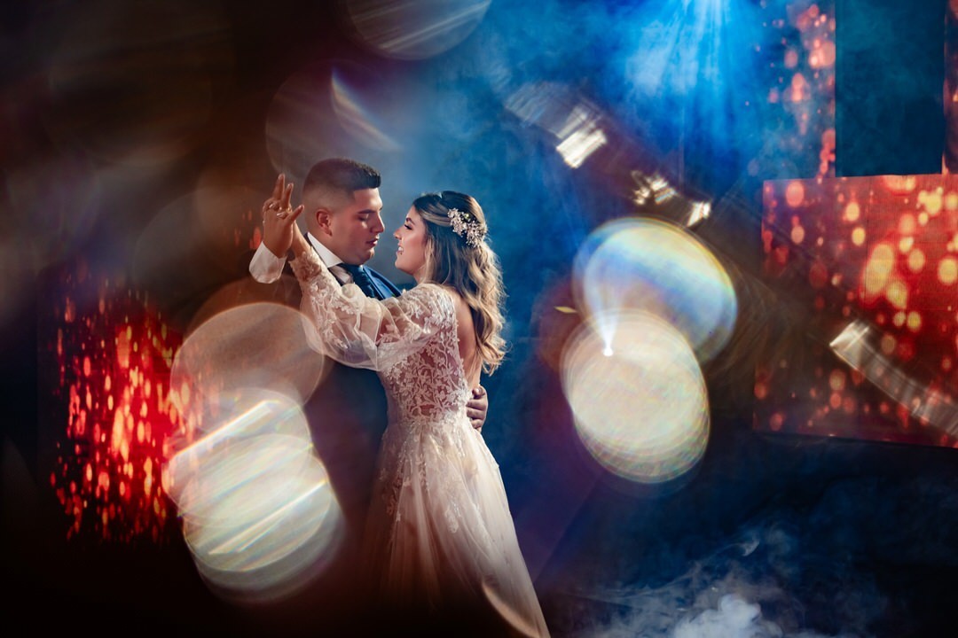 Fotografía de boda durante una ceremonia católica.
