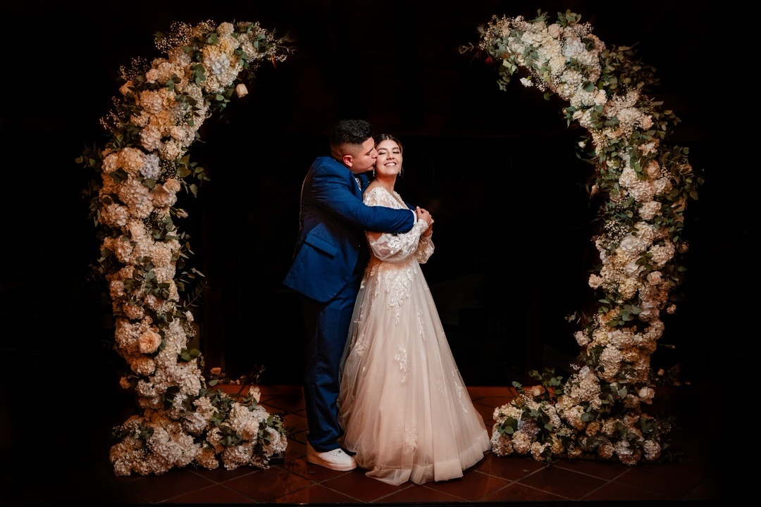 Fotografía de boda durante una ceremonia católica.