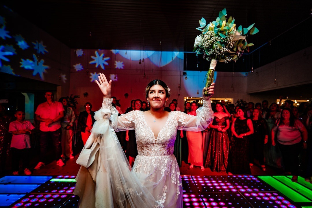 Retrato romántico de los novios durante su boda.